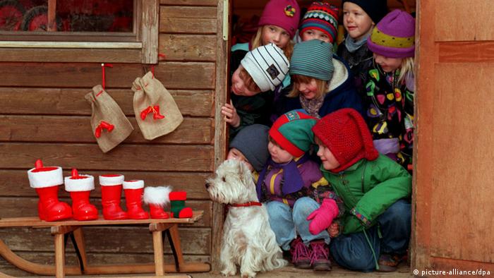5 декабря вечером немецкие дети выставляют перед дверьми обувь для сладостей