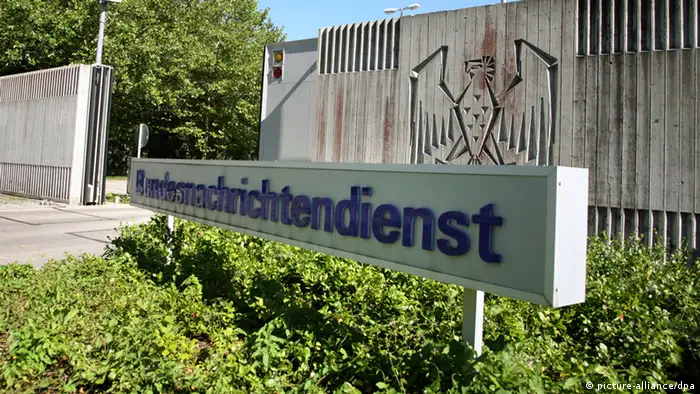 Der mit einem stilisierten Bundesadler und einem Schild gestaltete Eingangsbereich des Bundesnachrichtendienstes (BND) in Pullach bei München. Aufnahme vom 07.09.2006. Foto: Robert B. Fishman +++(c) dpa - Report+++