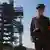 FILE - In this April 8, 2012 file photo, a North Korean soldier stands in front of the country's Unha-3 rocket, slated for liftoff between April 12-16, at Sohae Satellite Station in Tongchang-ri, North Korea. Rocket sections are apparently being trucked into North Korea's northwest launch site, but some analysts are asking whether it's just a calculated bluff meant to jangle the Obama administration and influence South Korean voters ahead of Dec. 19 presidential elections in three weeks. (Foto:David Guttenfelder, File/AP/dapd).