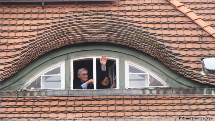 Ernst Wolfgang Hamburger im Fenster seines ehemaligen Hauses in Berlin (Foto: DW/Silke Bartlick)
