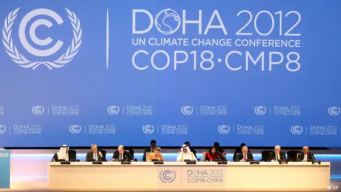 Organizers are seen on stage at the opening ceremony of the 18th United Nations climate change conference in Doha, Qatar, Monday, Nov. 26, 2012. U.N. talks on a new climate pact resumed Monday in oil and gas-rich Qatar, where negotiators from nearly 200 countries will discuss fighting global warming and helping poor nations adapt to it. The two-decade-old talks have not fulfilled their main purpose: reducing the greenhouse gas emissions that scientists say are warming the planet. (Foto:Osama Faisal/AP/dapd)