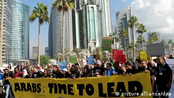 Arabische Jugendliche demonstrieren am 01.12.2012 in Doha unter dem Motto Arabs - Time to Lead (Araber - Zeit zu Führen) für mehr Engagement im Klimaschutz. Sie verlangen von der Golfmonarchie und anderen arabischen Staaten, ihre klimaschädlichen CO2-Emissionen verbindlich zu senken. Foto: Denis Donnebaum dpa