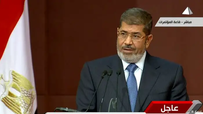 In this image made from a live broadcast on Egyptian State Television, Egyptian President Mohammed Morsi speaks to the constituent assembly in Cairo, Egypt, Saturday, Dec. 1, 2012. Morsi spoke as more than 100,000 Islamists waved Egyptian flags and hoisted portraits of Morsi in rallies nationwide Saturday to support his efforts to rush through a new draft constitution despite widespread opposition by secular activists and some in the judiciary.(Foto:Egyptian State Television/AP/dapd)