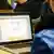 Ein Schüler in blauer Jacke sitzt vor seinem Laptop im Unterricht in einer der sogenannten "Notebook-Klassen" an der Berliner Heinrich-Mann-Schule. (Foto: Anja Koch/DW)