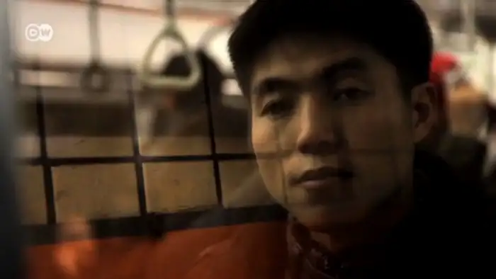 es handelt sich um Screenshots aus dem Film camp 14, der die Lebensgeschichte von Shin Dong-Hyuk erzählt. der nordkoreanische Flüchtling wurde im Arbeitslager geboren und wuchs dort auf. nach 23 jahren gelang ihm die Flucht. der teilweise im Zeichentrick-stil gefilmte dokumentarfilm zeichnet seine geschichte nach. der Beitrag stammt von dw-tv, er lief am 2.12. im Magazin Kultur21.
