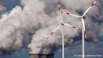 Windräder drehen sich vor den Kühltürmen des Braunkohlekraftwerks der Vattenfall Europe AG im brandenburgischen Jänschwalde (Landkreis Spree-Neiße), aufgenommen am 05.11.2009 (Illustration zum Thema: Braunkohle kontra erneuerbare Energien). Das Braunkohlekraftwerk ist mit einer installierten Leistung von 3.000 Megawatt nach Firmenangaben das größte seiner Art in Deutschland. Der Anteil der regenerativen Energien an der Stromerzeugung soll in den kommenden Jahren weiter steigen, um die Emission von Kohlendioxid im Interesse des Klimaschutzes weiter zu verringern. Foto: Patrick Pleul dpa/lbn +++(c) dpa - Report+++