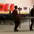 Helfer tragen Tische am 03.12.2012 beim 25. Bundesparteitag der CDU Deutschlands in der Messehalle 13 in Hannover (Niedersachsen). Der CDU-Parteitag findet vom 3. bis 5. Dezember in Hannover statt. Foto: Julian Stratenschulte/dpa +++(c) dpa - Bildfunk+++ pixel