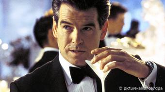 James-Bond-Darsteller Pierce Brosnan trinkt einen Wodka-Martini