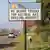 Ortseingang von DuBois, Pennsylvania, in den USA, und ein Schild, auf dem für Versicherungen für Fracking geworben wird. Copyright: Janosch Delcker / DW
