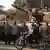 Muslimbruder-Anhänger vor Panzern, die vor dem Präsidentenpalast stehen (Foto: rtr)