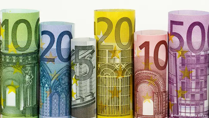 Eine Reihe von gerollten Euro-Geldscheinen