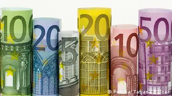 Eine Reihe von gerollten Euro-Geldscheinen