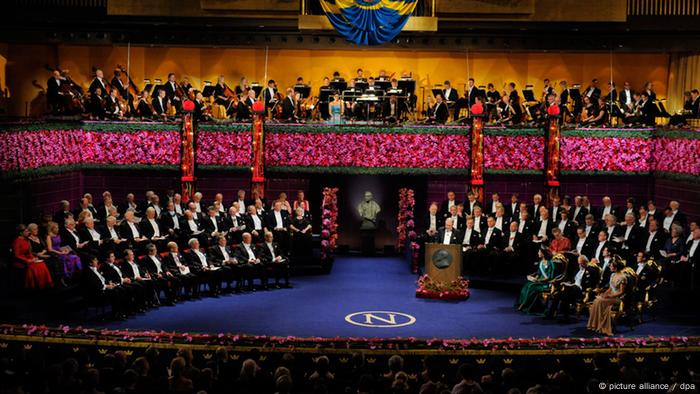 Los premios Nobel, en Estocolmo, firmemente en manos masculinas.