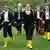 Musiker der Staatskapelle Berlin laufen in Gummistiefeln über eine Wiese (Foto: Sebastian Rosenberg/ Stiftung NaturTon)