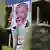 Ein Plakat hängt an einem Gebäude und zeigt Hamas Chef Khaled Meschaal (Foto: Reuters)