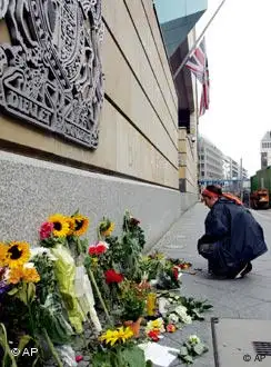 Blumen vor der Botschaft in Berlin