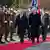 Bundespräsident Joachim Gauck und sein kroatischer Kollege Ivo Josipovic schreiten Ehrenformation ab (Foto:DAPD)