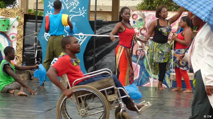 Au Mosambique un cirque parrainé entre autres par Handicap international lutte contre les discriminations dûes au handicap