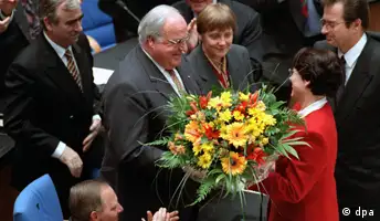 Bundeskanzler Helmut Kohl nimmt nach seiner Wiederwahl als Bundeskanzler am 15. November 1994 Glückwünsche entgegen