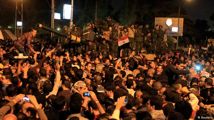 Protesters against Egypt's President Mohamed Mursi surround an army tank after breaking past barbed wire barricades guarding the presidential palace in Cairo December 7, 2012 (photo: REUTERS/Mohamed Abd El Ghany).