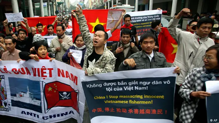 Hundreds of Vietnamese protesters march during a demonstration demanding China to stay out of their waters following China's increased activities around the Spratly and Paracel Islands and other disputed areas, in Hanoi, Vietnam on Sunday, Dec. 9, 2012. Vietnamese police broke up anti-China protests in two cities on Sunday and made about 20 arrests in the first such demonstrations since tensions between the communist neighbors flared anew over rival claims to the oil and gas-rich South China Sea. (Foto:Na Son Nguyen/AP/dapd)