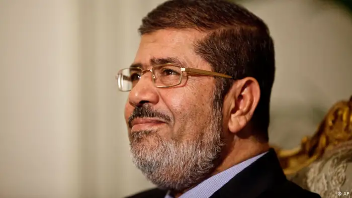 Egyptian President Mohammed Morsi is seen during a photo opportunity in his office at the presidential palace in Cairo, Egypt, Saturday, Dec. 8, 2012. Egypt's military said Saturday that serious dialogue is the best and only way to overcome the nation's deepening conflict over a disputed draft constitution hurriedly adopted by Islamist allies of President Mohammed Morsi, and recent decrees granting himself near-absolute powers.(Foto:Maya Alleruzzo/AP/dapd)