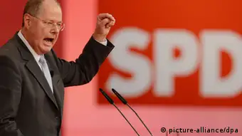 Peer Steinbrück, designierter SPD-Kanzlerkandidat, spricht am 09.12.2012 beim außerordentlichen Bundesparteitag der SPD in der Messehalle 8 in Hannover (Niedersachsen). Foto: Jochen Lübke/dpa