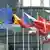 Flaggen vor dem Europäischen Parlament Handelsausschuss Symbolbild