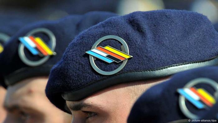 Soldaten der deutsch-französischen Brigade stehen am Mittwoch (09.09.2009) in Donaueschingen (Schwarzwald-Baar-Kreis) bei einem feierlichen Gelöbnis (Foto: Patrick Seeger dpa/lsw)