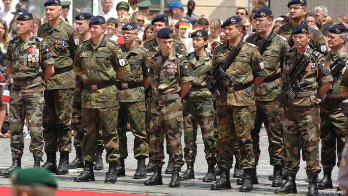 Soldaten der Deutsch-Französischen Brigade sind angetreten als Ehrenformation bei den deutsch-französischen Konultationen in Straubing im Juni 2008 (Foto: Foto: Andreas Noll)