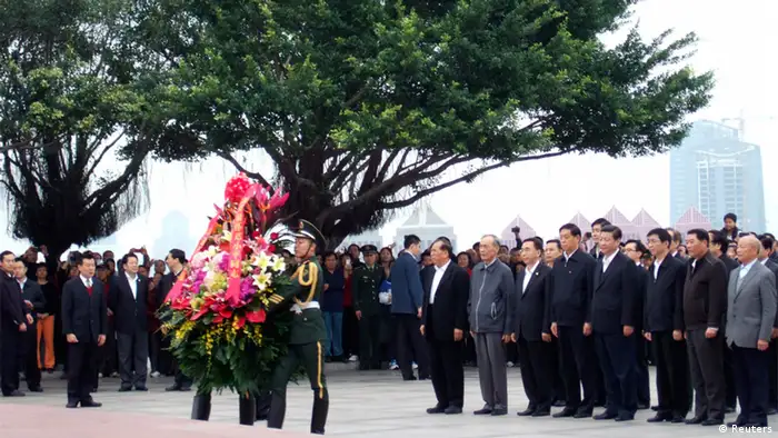 In this handout photo released by TaKungPao.com on December 10, 2012, China's Vice President Xi Jinping (front, 4th R) looks on as a wreath of flowers is offered to a bronze statue of China's late paramount leader Deng Xiaoping on Lianhua hill in Shenzhen, Guangdong province, December 8, 2012. REUTERS/TaKungPao.com/Handout (CHINA - Tags: POLITICS) CHINA OUT. NO COMMERCIAL OR EDITORIAL SALES IN CHINA. FOR EDITORIAL USE ONLY. NOT FOR SALE FOR MARKETING OR ADVERTISING CAMPAIGNS. THIS IMAGE HAS BEEN SUPPLIED BY A THIRD PARTY. IT IS DISTRIBUTED, EXACTLY AS RECEIVED BY REUTERS, AS A SERVICE TO CLIENTS