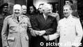(l-r) Der britische Premierminister Winston Churchill, der amerikanische Präsident Harry S. Truman und der sowjetische Diktator Josef Stalin reichen sich während der Postdamer Konferenz vor Schloß Cecilienhof die Hände. Auf der Konferenz, die am 17. Juli 1945 begann und mit der Unterzeichnung des Potsdamer Abkommens am 2. August 1945 endete, wurden die politischen und wirtschaftlichen Grundsätze über die Behandlung des besiegten Deutschen Reiches festgelegt.