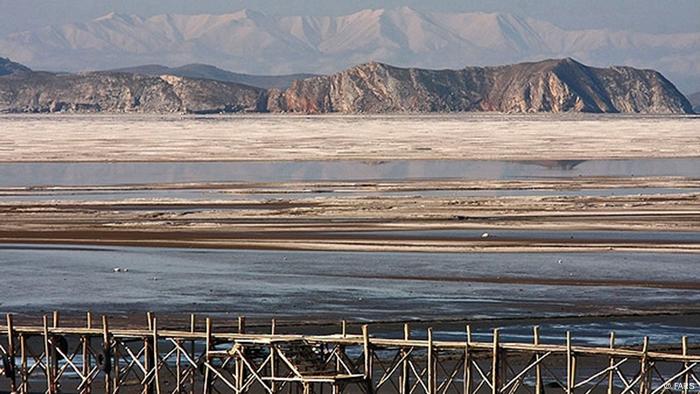Dennoch gibt es keinen Masterplan für die Bekämpfung der Umweltprobleme im Iran. Ende Januar veröffentlicht die Heinrich Böll Stiftung einen Bericht über die Wasserknappheit im Iran. Auf 160 Seiten werden die massiven Umweltprobleme des Landes beschrieben. Die akute Wasserknappheit droht weite Landstriche in Zukunft unbewohnbar zu machen, warnt der Bericht. 