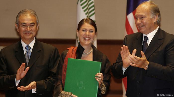 En 2007, Anna Heringer recibió el Premio Aga Khan de Arquitectura en Kuala Lumpur, por construir una escuela con arcilla. En 2007, Anna Heringer recibió el Premio Aga Khan de Arquitectura en Kuala Lumpur, por construir una escuela con arcilla.
