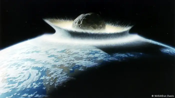 Titel: Asteroid schlägt auf Erde ein Schlagworte: Erde, Asteroid, Weltuntergang, NASA Bildbeschreibung: Artist's concept of a catastrophic asteroid impact with the early Earth. An impact with a 500-km-diameter asteroid would effectively sterilize the planet. The Earth may have experienced such gigantic impacts in its youth, but fortunately today there are no projectiles this large to threaten our planet. Bildrechte: - Es handelt sich um ein durch einen Verlag, ein Unternehmen oder eine Institution bereitgestelltes Bild (außer eine Bild-Agentur, mit der die DW einen Rahmenvertrag abgeschlossen hat): Angabe der Quelle/des Zulieferers: NASA Rechteeinräumung: NASA still images; audio files; video; and computer files used in the rendition of 3-dimensional models, such as texture maps and polygon data in any format, generally are not copyrighted. You may use NASA imagery, video, audio, and data files used for the rendition of 3-dimensional models for educational or informational purposes, including photo collections, textbooks, public exhibits, computer graphical simulations and Internet Web pages. This general permission extends to personal Web pages. Copyrightangabe: Don Davis