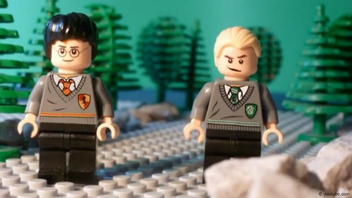 Harry Potter und Draco Malfoy als Lego-Miniaturen vor einigen Bäumen stehend. (Foto: Youtube/Midas Kempcke)