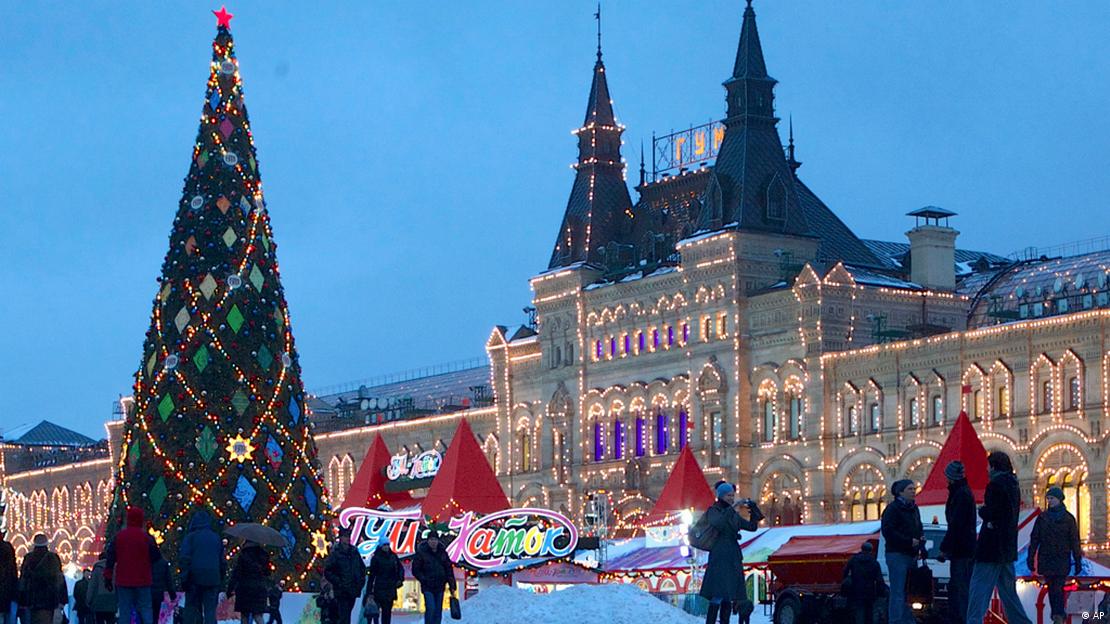 En la Plaza Roja de Moscú también brilla un gigante árbol de Navidad.