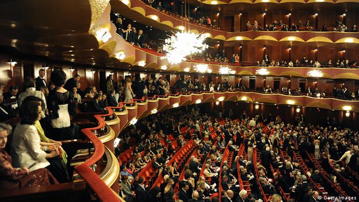 Publikum in gut besetzten Rängen und Logen der Metropolitan Opera in New York.
