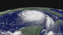 NOAA satellite image for larger view of Hurricane Katrina taken on Aug. 28, 2005, at 11:45 a.m. EDT when the storm was a Category Five hurricane. Datum: Aug. 28, 2005, at 11:45 a.m. EDT Quelle: Lifted from en.wikipedia; description page is/was here. Originally from http://www.noaanews.noaa.gov/stories2005/images/katrina-08-28-2005-1545zc.jpg as linked by http://www.noaanews.noaa.gov/stories2005/s2494.htm Urheber: Original uploader was Kyle Andrew Brown at en.wikipedia Genehmigung: PD-LAYOUT; PD-USGOV; PD-USGOV-DHS-CG.