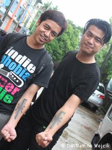 Sänger Darko und Drummer Tser Htoo tragen ein Tatto des selbstentworfenen Band-Logos (Foto: Nadine Wojcik/DW).