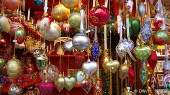 Decoración navideña, en el mercado navideño de Fráncfort del Meno.
