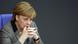 Bundeskanzlerin Angela Merkel (CDU) stützt sich am 13.12.2012 im Bundestag in Berlin nach ihrer Rede auf. In einer Regierungserklärung hatte sie den Abgeordneten im Bundestag ihre Schwerpunkte für den am Nachmittag in Brüssel beginnenden EU-Gipfel erläutert. Sie zeigte sich erleichtert über die grundsätzliche Einigung der EU-Finanzminister auf eine zentrale europäische Bankenaufsicht. Foto: Rainer Jensen/dpa +++(c) dpa - Bildfunk+++ pixel Bundeskanzlerin Angela Merkel (CDU) stützt sich am 13.12.2012 im Bundestag in Berlin nach ihrer Rede auf. In einer Regierungserklärung hatte sie den Abgeordneten im Bundestag ihre Schwerpunkte für den am Nachmittag in Brüssel beginnenden EU-Gipfel erläutert. Sie zeigte sich erleichtert über die grundsätzliche Einigung der EU-Finanzminister auf eine zentrale europäische Bankenaufsicht. Foto: Rainer Jensen/dpa +++(c) dpa - Bildfunk+++ pixel