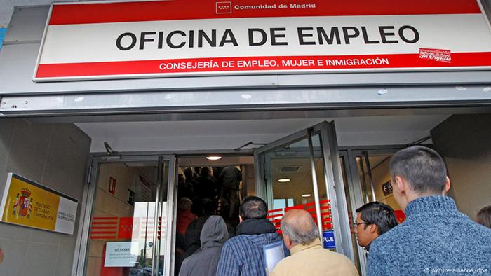 Arbeitslose warten vor einem Arbeitsamt in Madrid (Foto: dpa)
