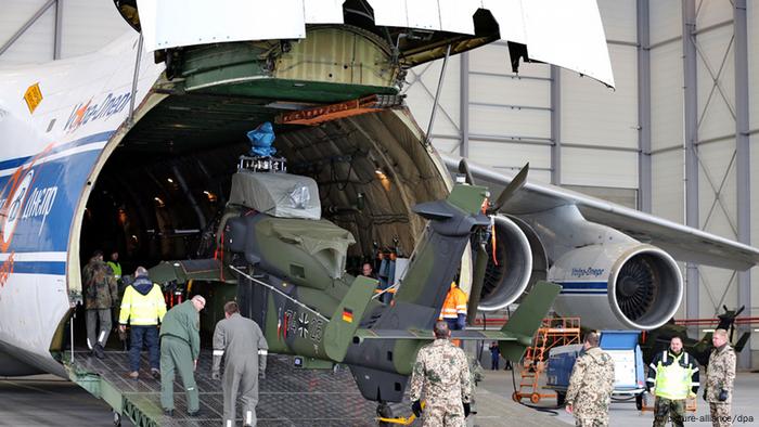 Bundeswehrsoldaten verladen einen Kampfhubschrauber Tiger am Flughafen Leipzig/Halle in ein Großraum-Transportflugzeug (Bild: dpa)