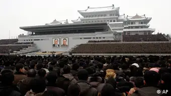 North Koreans gather near portraits of the late leaders Kim Il Sung, left, and Kim Jong Il during a mass rally organized to celebrate the success of a rocket launch that sent a satellite into space, on Kim Il Sung Square in Pyongyang, North Korea, Friday, Dec. 14, 2012. As the U.S. led international condemnation of what it calls a covert test of missile technology, top North Korean officials denied the allegations and maintained the country's right to develop its space program. (Foto:Jon Chol Jin/AP/dapd)