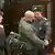 Angeklagter Ex-Polizist Dmitri Pawljutschenkow mit Polizisten im Gerichtssaal (Foto: dapd)