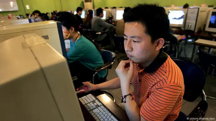 Ein Mann sitzt in einem Internet Cafe in Peking an einem Computer (Archivfoto vom 18.05.2005). Neuerdings gehen große Internetfirmen wie Microsoft, Yahoo und Google der Zensur in China zur Hand. Das mühsam gepflegte Image als Hüter des freien Internets brökelt, indem Internetunternehmen ihre Werte an Chinas Grenze abgeben und sich zum verlängerten Arm der Staatssicherheit und Propaganda machen. Mit heute mehr als 110 Millionen Nutzern ist das Reich der Mitte weltweit der zweitgrößte Internetmarkt und wird bald die USA überholt haben. Foto:Michael Reynolds (zu dpa-Reportage Internet-Giganten liefern die Steine für Chinas «große Firewall» vom 15.02.2006) +++(c) dpa - Bildfunk+++