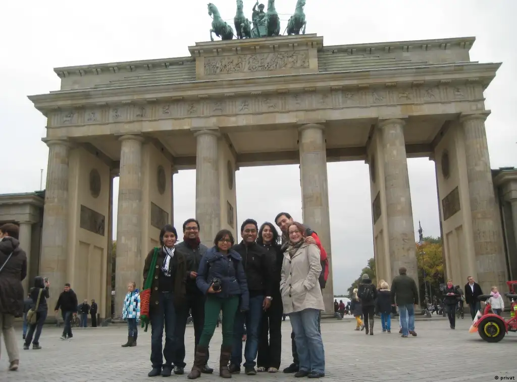Das Grow.Green.India-Team vor dem Brandenburger Tor in Berlin.