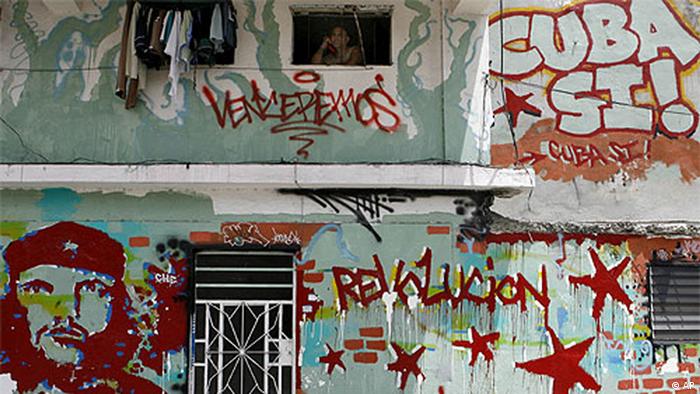 Zid s grafitima i crvenim petokrakama na Kubi