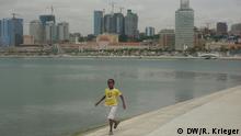 Die angolanische Hauptstadt Luanda ist eine der teuersten Städte der Welt. Die Miete eines Hauses im Zentrum kann bis 5tausend Dollar kosten. Die neue Baía de Luanda (Bucht von Luanda) zeugt fortwährend vom Erdölboom: immer sind hier neue Wolkenkratzer und Kräne zu sehen. Allerdings werden Gebäude wie die Nationalbank (im Hintergrund mit dem runden Dach) nachts oft mit Generatoren beleuchtet. 04.11.2012, Luanda Copyright: DW/Renate Krieger